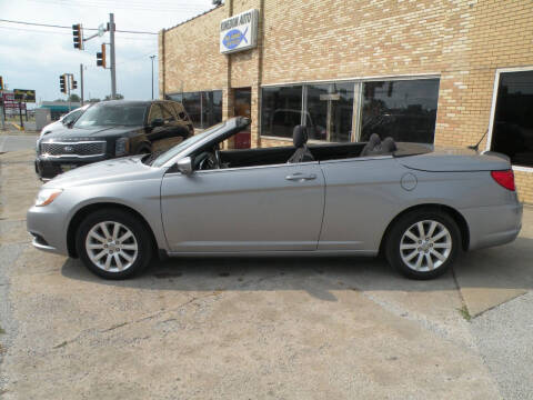 2013 Chrysler 200 for sale at Kingdom Auto Centers in Litchfield IL