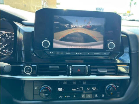 2022 Nissan Pathfinder SV