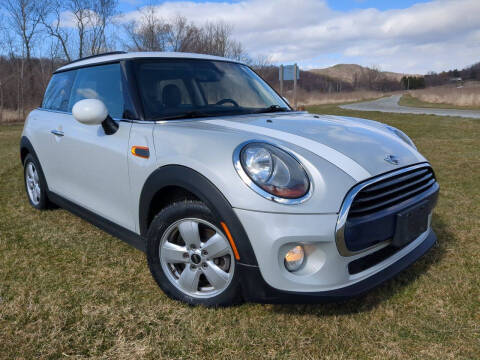2018 MINI Hardtop 2 Door for sale at Village Car Company in Hinesburg VT