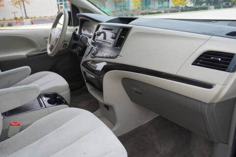 2013 Toyota Sienna LE 7-Passenger Auto Access Seat