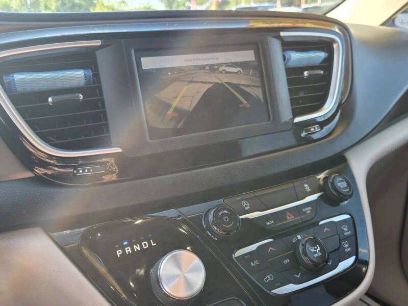 2022 Chrysler Voyager LX