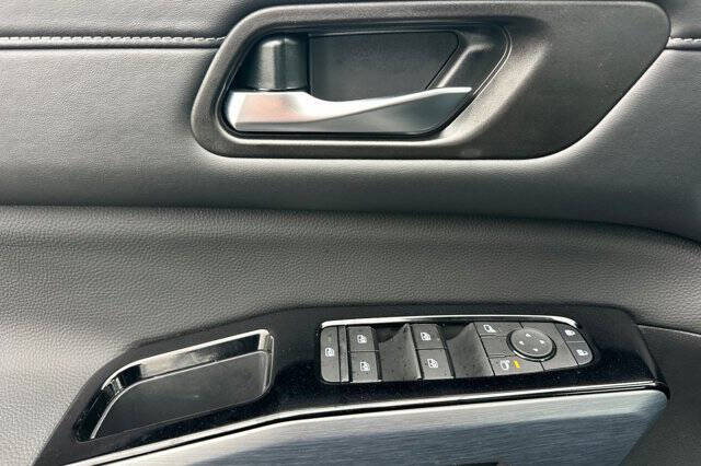 2025 Nissan Pathfinder SL