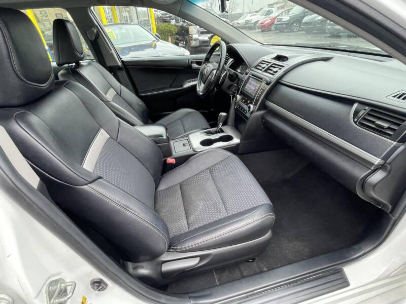 2014 Toyota Camry SE photo 42