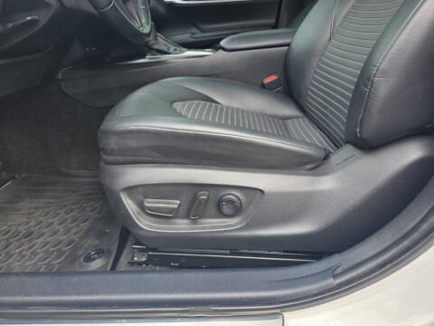 2022 Toyota Camry Hybrid SE