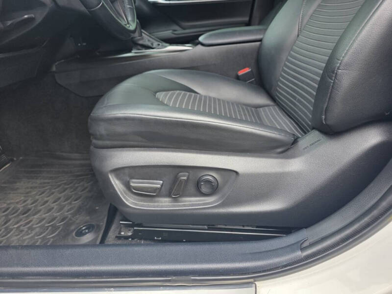 2022 Toyota Camry Hybrid SE