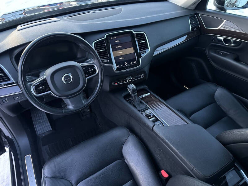 2016 Volvo XC90 T6 Momentum