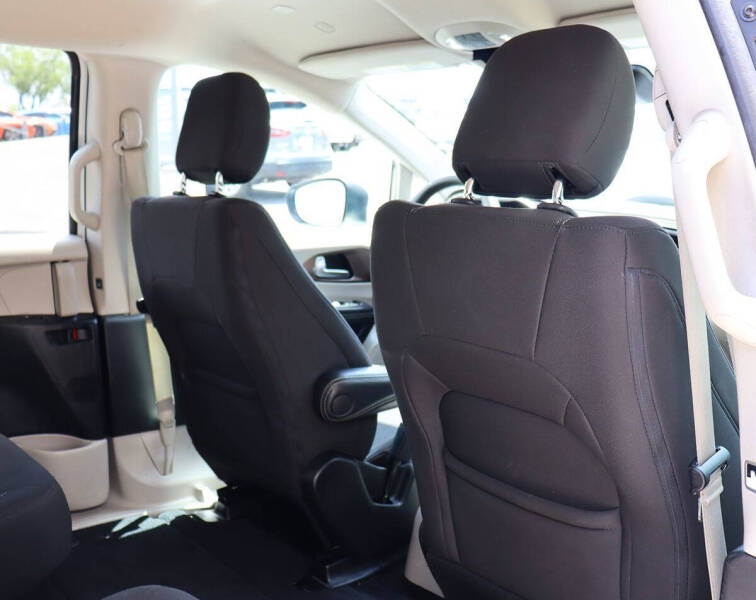 2023 Chrysler Voyager LX