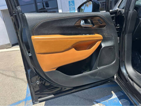 2023 Chrysler Pacifica Plug-In Hybrid Pinnacle