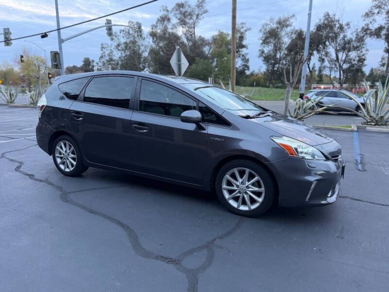 2014 Toyota Prius v Five