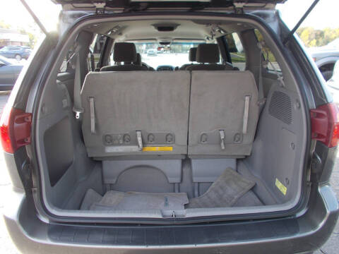 2004 Toyota Sienna LE 7 Passenger