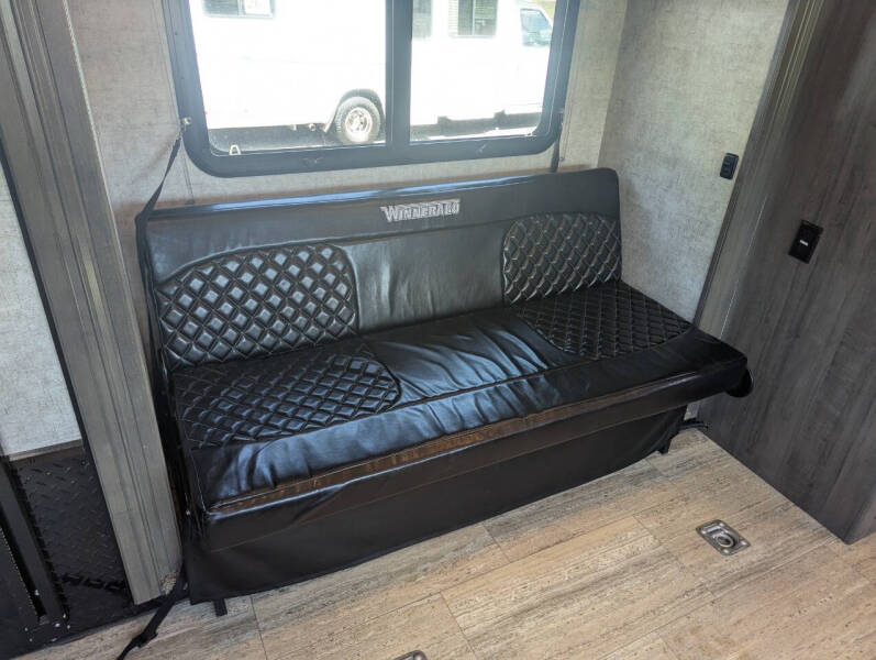 2017 Winnebago Spyder 28SC / 34ft