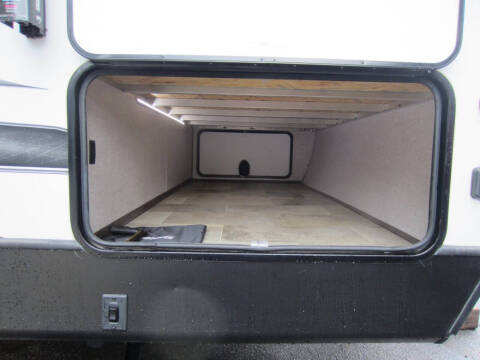 2021 Coleman Light Series 1805RB