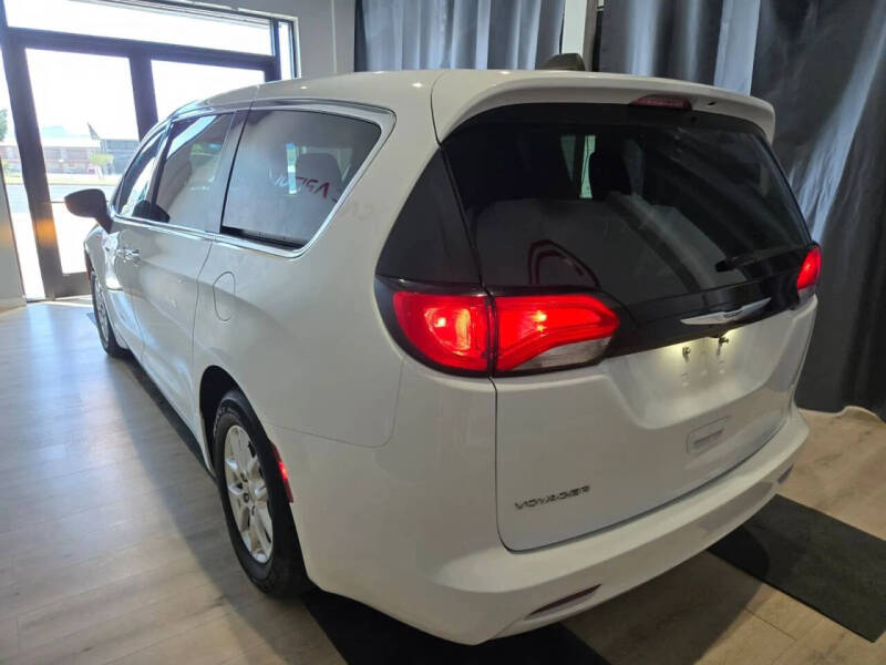 2023 Chrysler Voyager LX