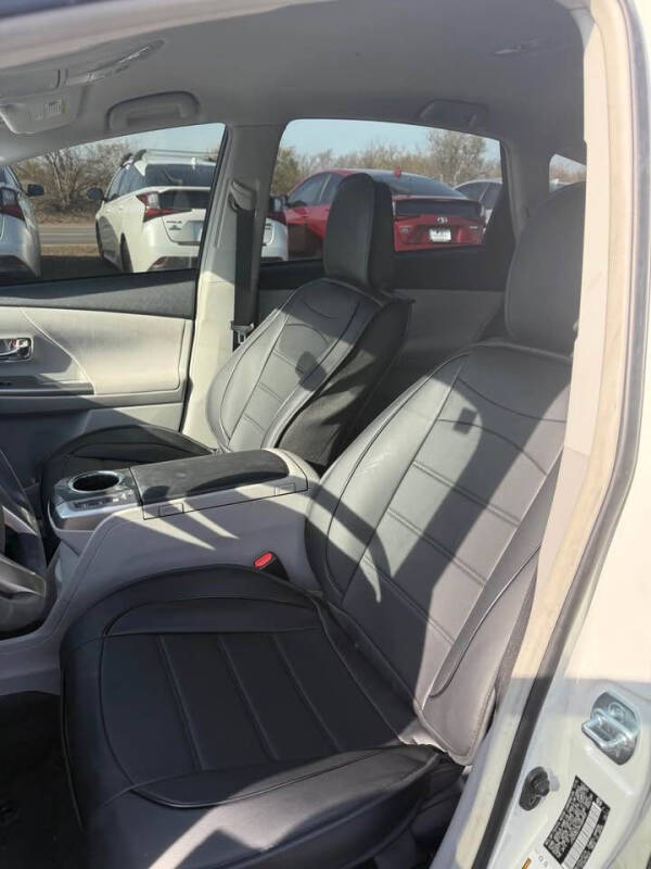 2017 Toyota Prius v Three