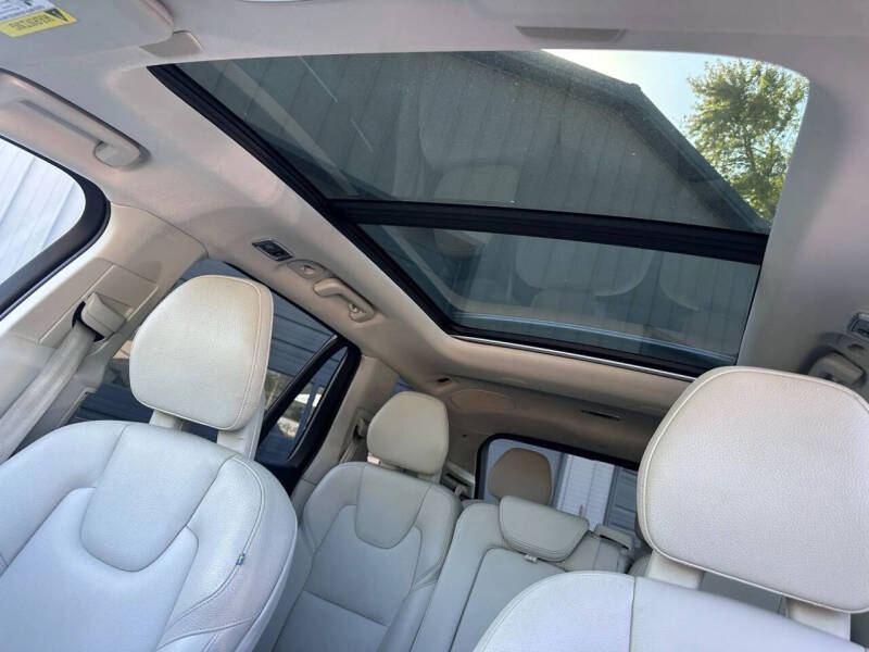 2017 Volvo XC90 T6 Momentum