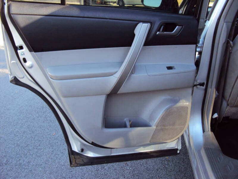 2013 Toyota Highlander Base photo 22