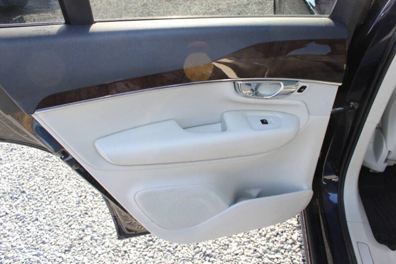 2016 Volvo XC90 T6 Momentum