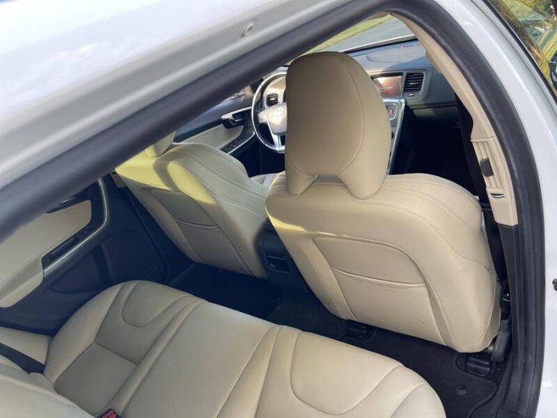 2015 Volvo V60 Cross Country T5