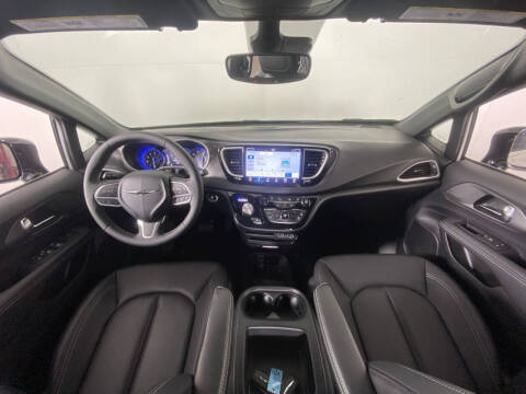 2025 Chrysler Voyager LX