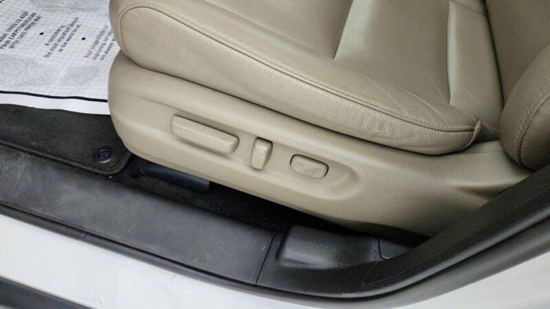 2022 Honda Pilot Touring w/Rear Captain's Chairs