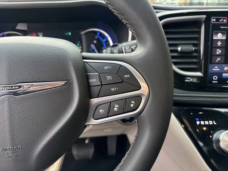 2024 Chrysler Pacifica Plug-In Hybrid Select