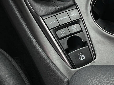 2024 Toyota Camry Hybrid SE