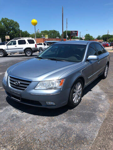 2009 Hyundai Sonata for sale at Gator's Auto Sales in Garland TX