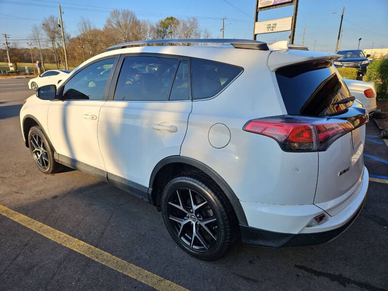 2017 Toyota RAV4 SE photo 5