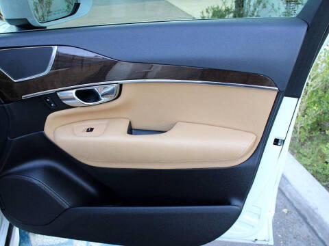 2016 Volvo XC90 T6 Momentum