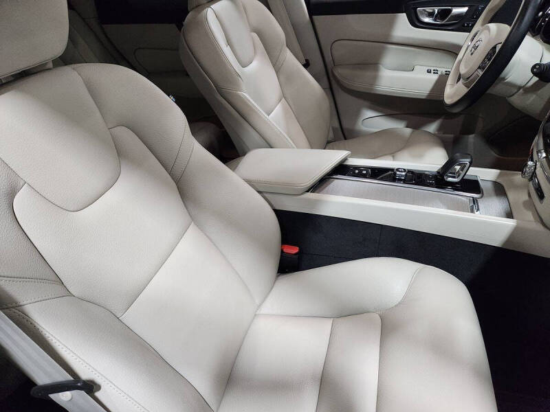 2023 Volvo XC60 Recharge T8 Plus Bright Theme