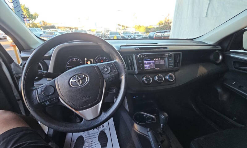 2018 Toyota RAV4 LE photo 6