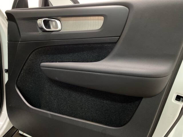 2025 Volvo XC40 B5 Plus Dark Theme