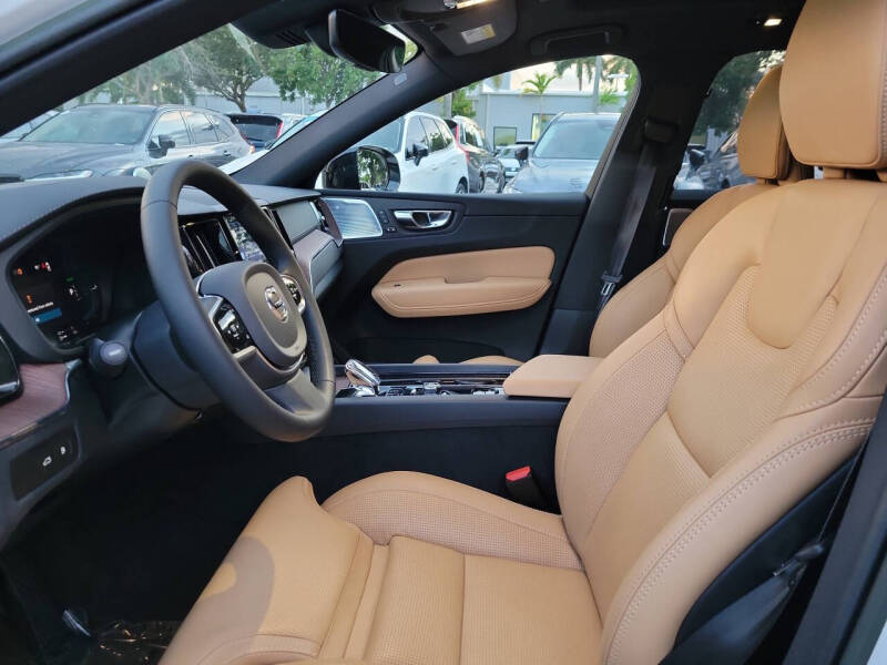 2023 Volvo XC60 Recharge T8 Ultimate Dark Theme