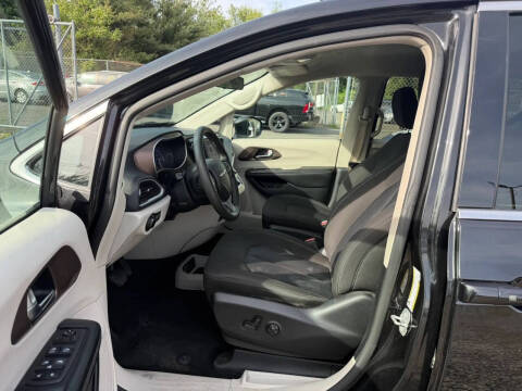 2022 Chrysler Voyager LX