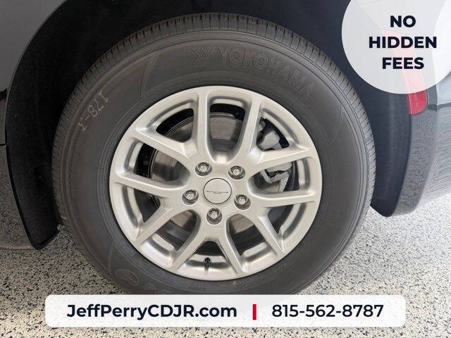 2027 Chrysler Pacifica Select