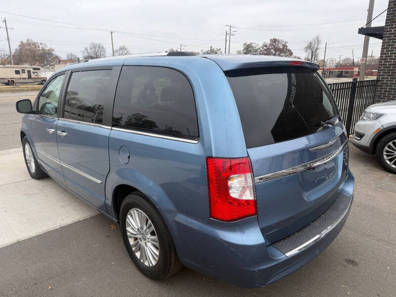 2012 Chrysler Town and Country Limited