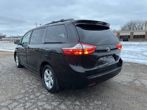 2017 Toyota Sienna LE 8-Passenger