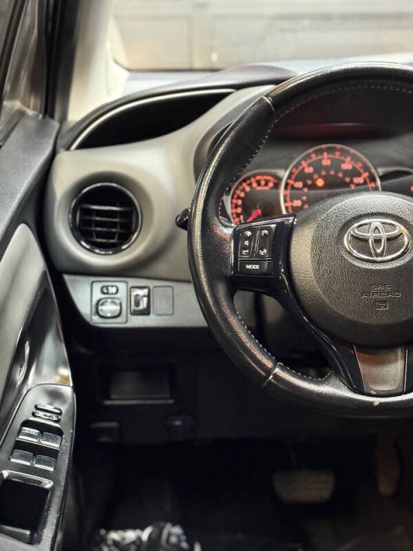 2015 Toyota Yaris 5-Door SE