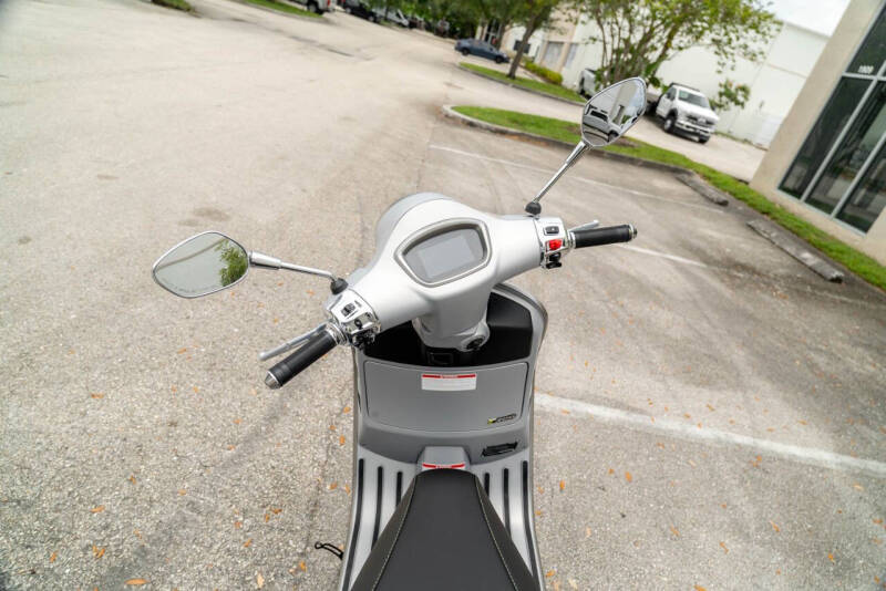 2023 Vespa 300
