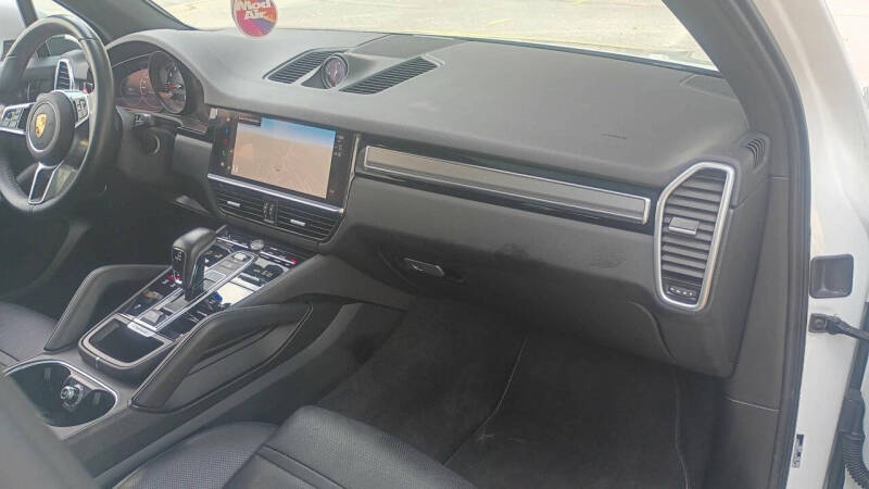 2023 Porsche Cayenne Platinum Edition