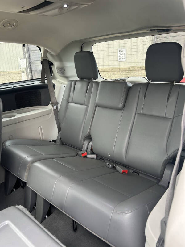 2011 Volkswagen Routan SE