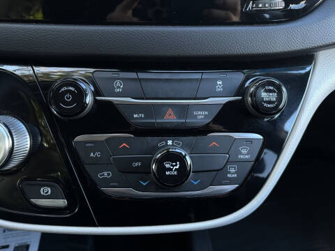 2022 Chrysler Voyager LX