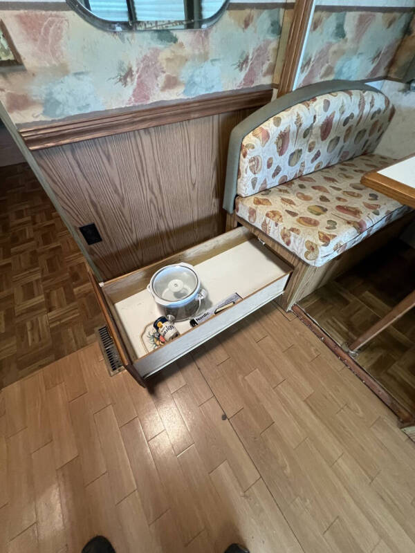 2000 Winnebago Adventurer