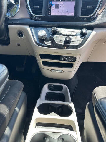 2023 Chrysler Voyager LX