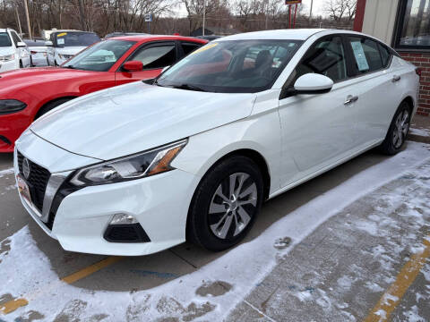 2019 Nissan Altima for sale at Azteca Auto Sales LLC in Des Moines IA