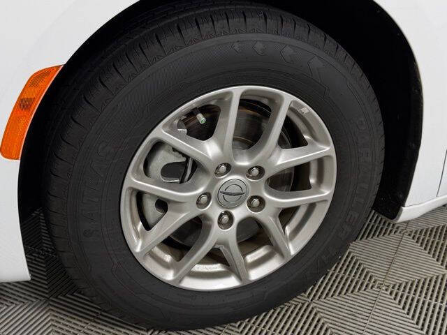 2024 Chrysler Pacifica Touring L - Photo 6