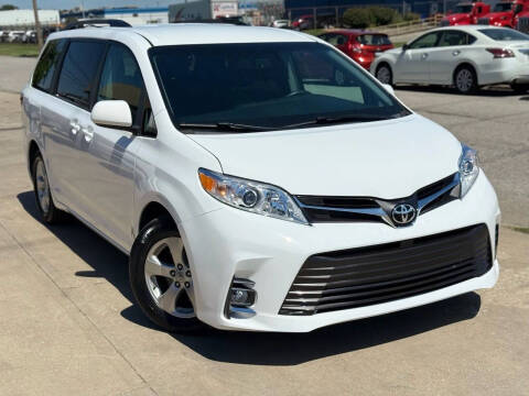 2017 Toyota Sienna LE 8-Passenger