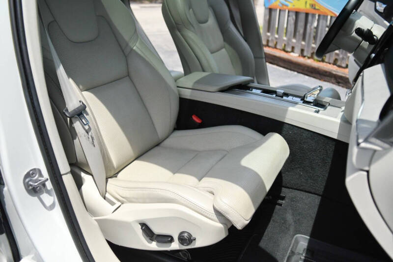 2023 Volvo XC60 B6 Ultimate Bright Theme