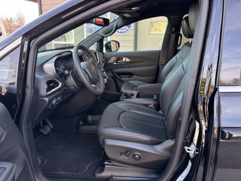 2025 Chrysler Pacifica Select