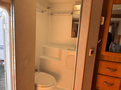 2006 Lance Camper 851